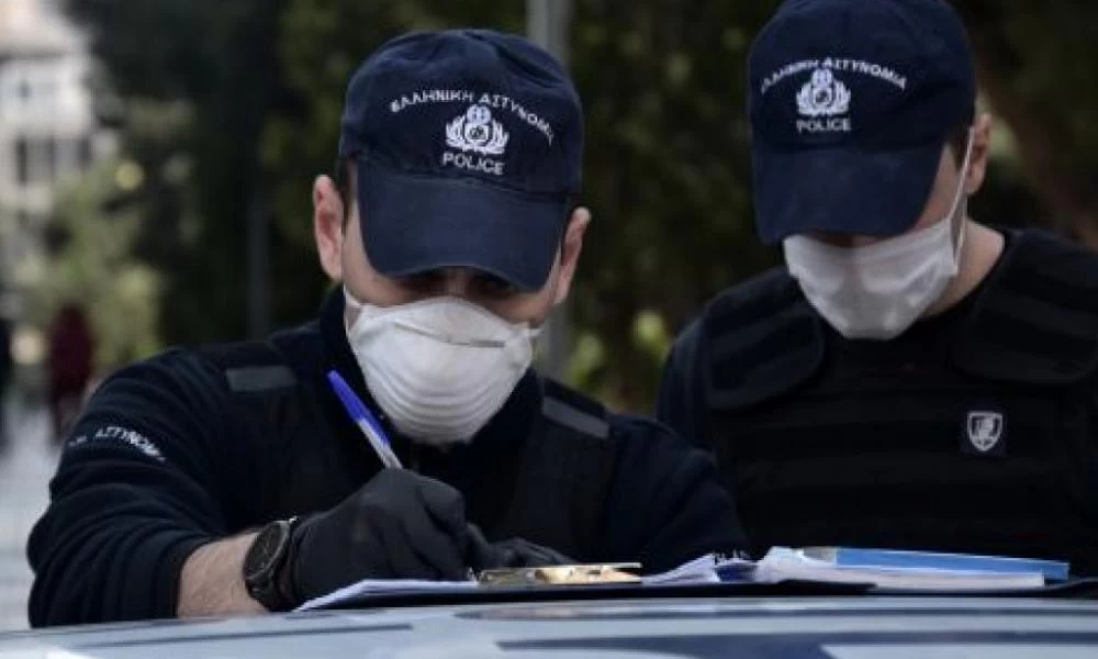 Δύο συλλήψεις και εκατοντάδες πρόστιμα για τη μη τήρηση των μέτρων